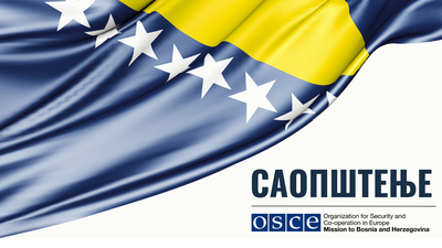 Zastava BiH sa žutim i plavim prugama i bijelim zvijezdama te logo OSCE-a.
