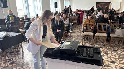 Through a voting simulation exercise, participants had the opportunity to go through the entire voting process, from voter identification to casting a ballot using election technologies, i.e. biometric identification devices and optical ballot scanners, thereby preparing in a realistic way for their first participation in elections. 