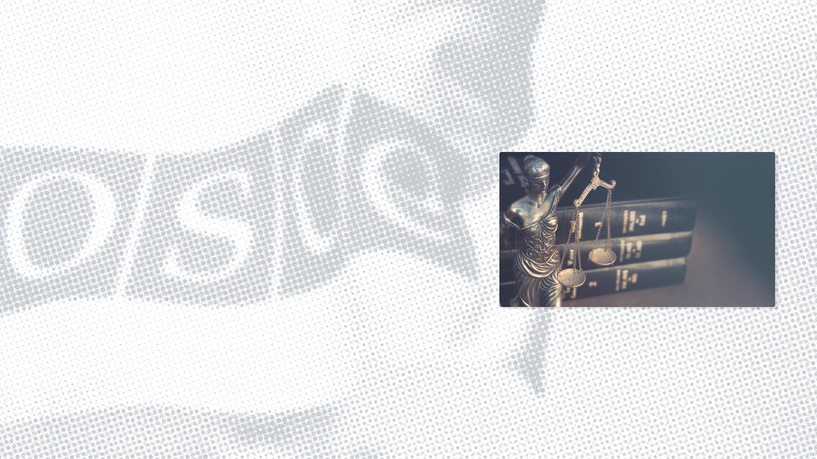 Figura pravde s vagom ispred tri knjige zakona na tamnoj pozadini.