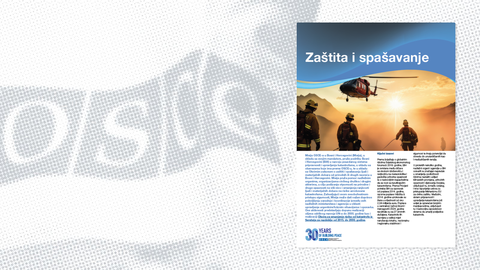 Vatrogasci pri zalasku sunca s helikopterom u pozadini, tekst o zaštiti i spašavanju.