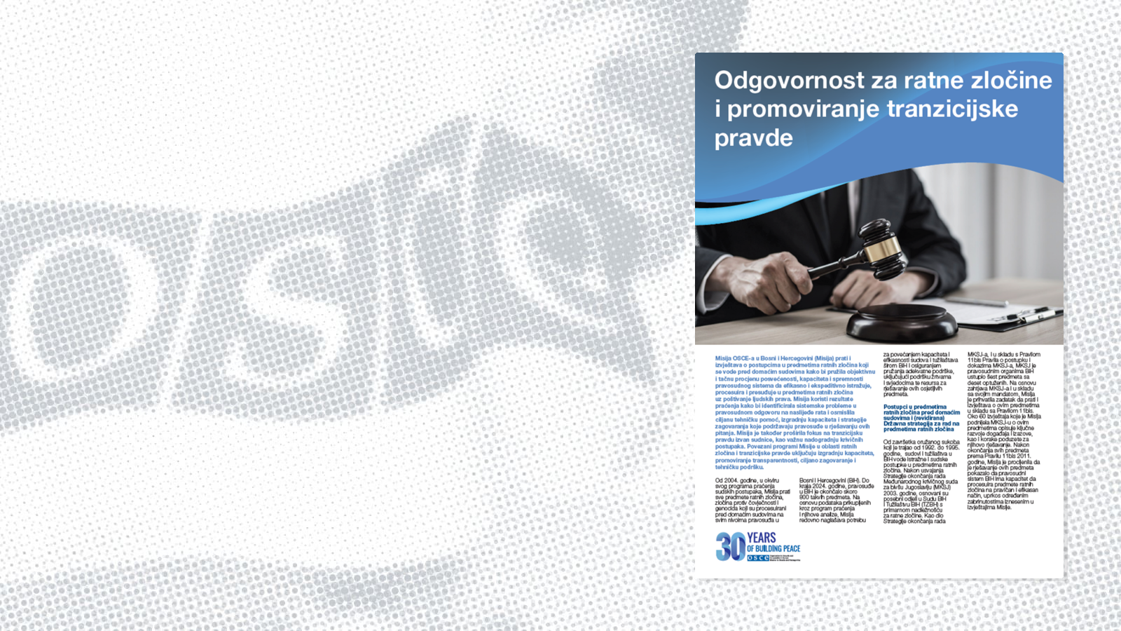 Fotografija osobe u odijelu kako drži čekić, s tekstom o ratnim zločinima i tranzicijskoj pravdi.