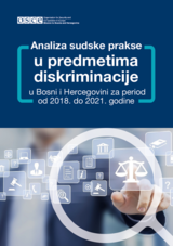 Plava naslovnica s tekstom o analizi sudske prakse diskriminacije, s ikonom vage i prstom.