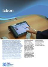 Ruka drži identifikacionu karticu pored elektronskog uređaja za glasanje na stolu.
