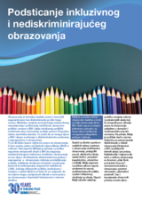 Raznobojne olovke poredane vertikalno uz tekst o inkluzivnom obrazovanju na plavoj pozadini.