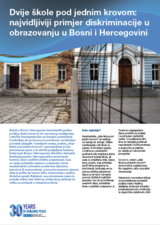 Dvije spojene školske zgrade kroz metalnu ogradu, sa tekstom na pozadini.